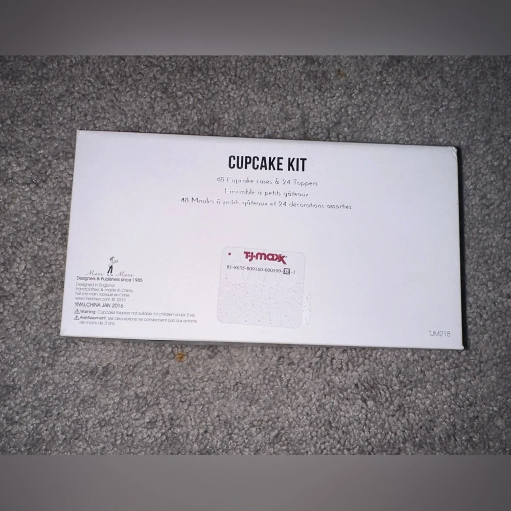 NWT cupcake 🧁 kit with toppers